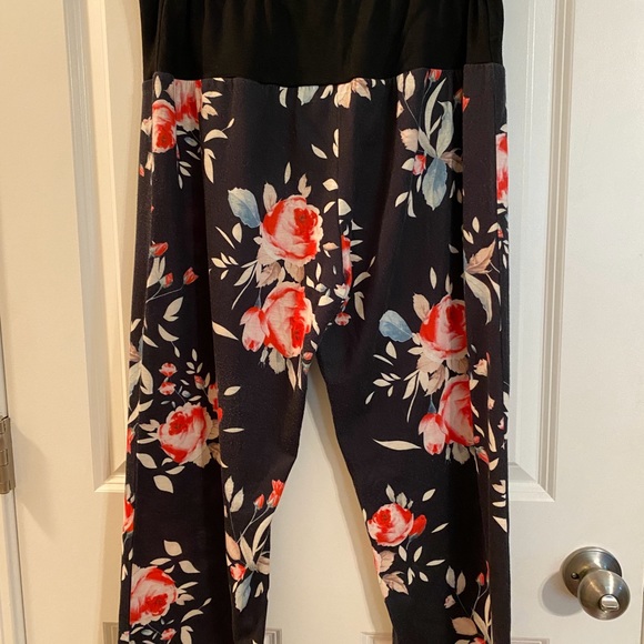 Flowered Maternity Capris - Picture 2 of 3